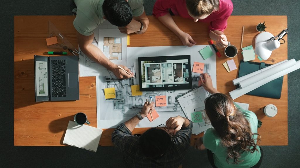 Gruppenarbeit an Architekturplänen